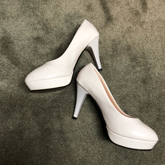 Shoes - NWOT classy pumps!